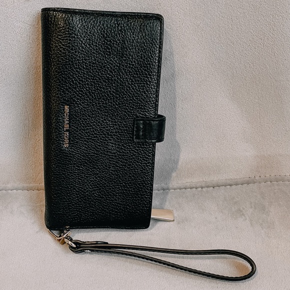 Large Michael Kors Button Wallet - Pristine Condition - Picture 2 of 3